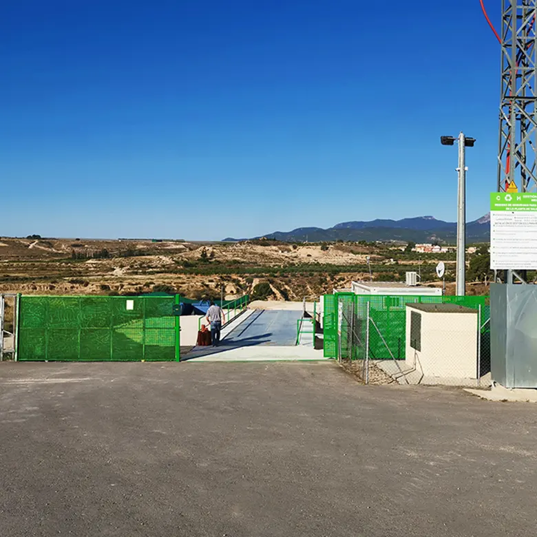 Entrada de la Escombrera CH con la báscula al fondo