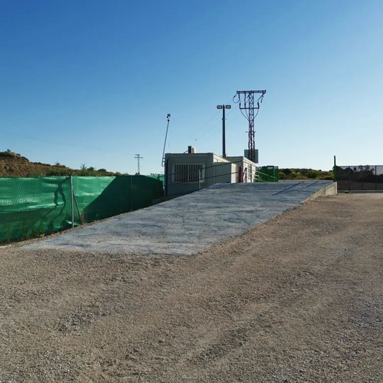 Rampa de entrada y salida a la báscula en Escombrera CH.