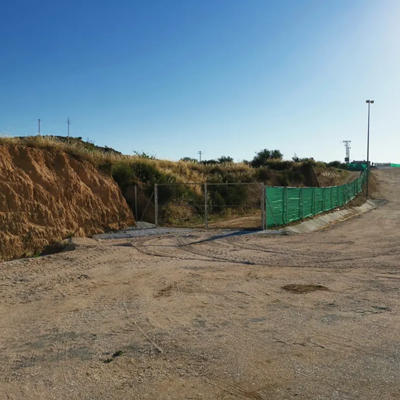 Camino lateral en escombrera de Murcia.