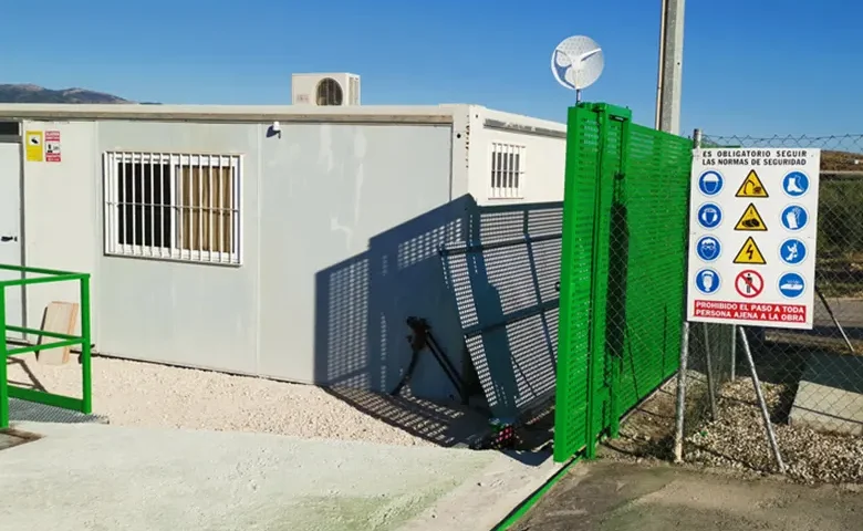 Entrada en Escombrera de Murcia y cartel con las normas de seguridad