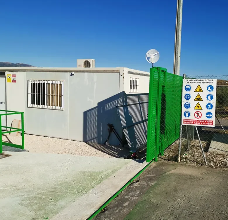 Entrada en Escombrera de Murcia y cartel con las normas de seguridad