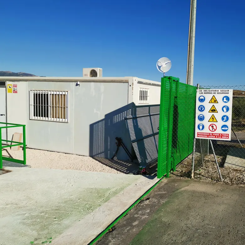 Entrada en Escombrera de Murcia y cartel con las normas de seguridad