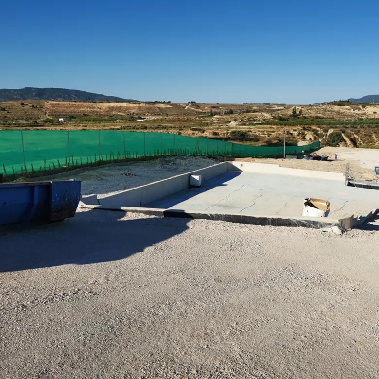 Piscina para el tratamiento de residuos en Escombrera CH. Escombrera de Murcia